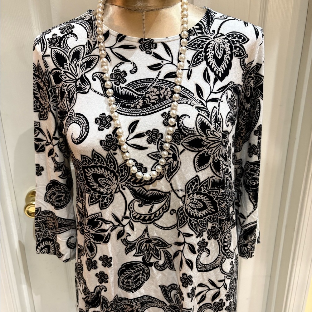 J. JILL WEAREVER PAISLEY BOAT NECK BLACK AND WHITE PULLOVER TOP